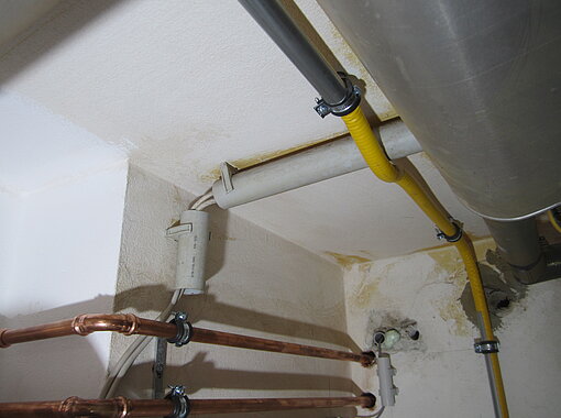 Kellerinstallation mit Hindernis